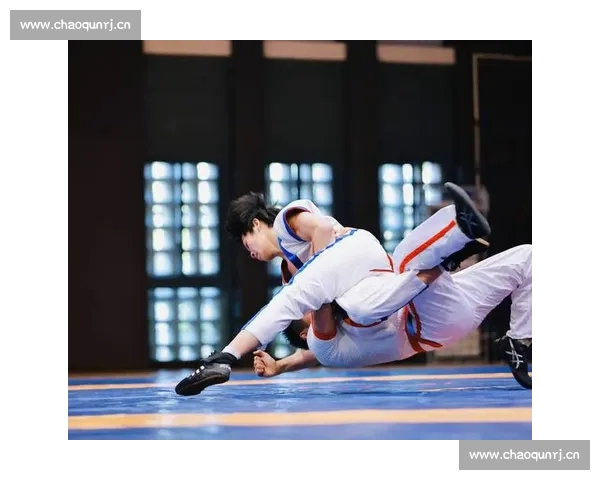 中国摔跤赛场激烈对决传统技艺与现代竞技的完美融合
